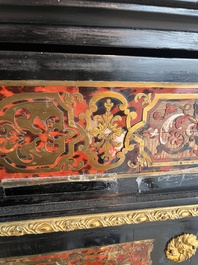 Meuble d'appui Napol&eacute;on III en marqueterie Boulle d'&eacute;caille et laiton aux montures dor&eacute;es et au plateau en marbre, France, 19&egrave;me si&egrave;cle