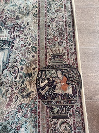 Tapis oriental de type Tabriz &agrave; d&eacute;cor de sc&egrave;nes anim&eacute;es, laine sur coton, 20&egrave;me si&egrave;cle