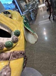 Paire de mod&egrave;les de lions bouddhistes en biscuit &eacute;maille verte, Chine, 19&egrave;me si&egrave;cle