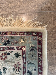 Tapis oriental de type Tabriz &agrave; d&eacute;cor de sc&egrave;nes anim&eacute;es, laine sur coton, 20&egrave;me si&egrave;cle