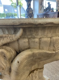 Imposant bassin en marbre blanc de Carrare avec trois lions ail&eacute;s, Italie, 18&egrave;me si&egrave;cle