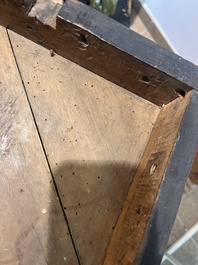 Paire de consoles d'angle &agrave; cariatides avec dessus en marbre et montures en bronze dor&eacute;, France, 19&egrave;me/20&egrave;me si&egrave;cle