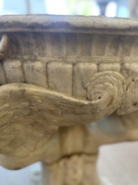 Imposant bassin en marbre blanc de Carrare avec trois lions ail&eacute;s, Italie, 18&egrave;me si&egrave;cle