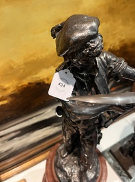 &Eacute;cole fran&ccedil;aise: Le r&eacute;mouleur, bronze argent&eacute; sur un imposant socle en marbre rouge, 19&egrave;me si&egrave;cle