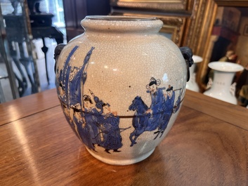 Vase en porcelaine de Chine polychrome dite 'de Nankin' &agrave; d&eacute;cor de sc&egrave;nes guerri&egrave;res, 19&egrave;me si&egrave;cle