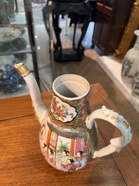 Collection vari&eacute;e de cruches, et de pots couverts en porcelaine de Chine famille rose de Canton &agrave; d&eacute;cor floral et de sc&egrave;nes de palais, 19&egrave;me si&egrave;cle