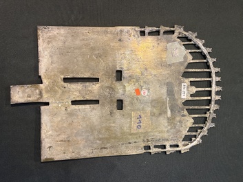 Croix d'ic&ocirc;ne et ic&ocirc;ne de voyage en quatre parties en bronze &eacute;maill&eacute;, Russie, 19&egrave;me/20&egrave;me si&egrave;cle