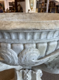 Imposant bassin en marbre blanc de Carrare avec trois lions ail&eacute;s, Italie, 18&egrave;me si&egrave;cle