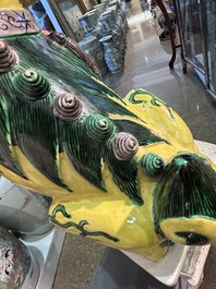 Paire de mod&egrave;les de lions bouddhistes en biscuit &eacute;maille verte, Chine, 19&egrave;me si&egrave;cle