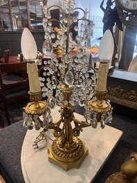 Garniture de chemin&eacute;e en trois pi&egrave;ces en bronze dor&eacute; &agrave; d&eacute;cor floral et de putti, France, 19&egrave;me/20&egrave;me si&egrave;cle