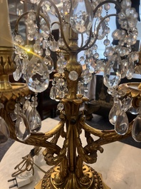 Garniture de chemin&eacute;e en trois pi&egrave;ces en bronze dor&eacute; &agrave; d&eacute;cor floral et de putti, France, 19&egrave;me/20&egrave;me si&egrave;cle