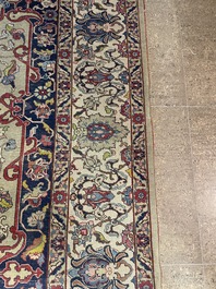 Tapis oriental de type Tabriz &agrave; d&eacute;cor floral, laine sur coton, milieu du 20&egrave;me si&egrave;cle