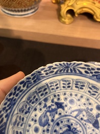 Sept tasses et soucoupes en porcelaine de Chine bleu et blanc &agrave; d&eacute;cor de poissons et crabes, 19&egrave;me si&egrave;cle