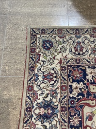 Tapis oriental de type Tabriz &agrave; d&eacute;cor floral, laine sur coton, milieu du 20&egrave;me si&egrave;cle