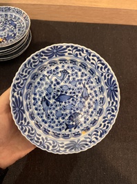 Sept tasses et soucoupes en porcelaine de Chine bleu et blanc &agrave; d&eacute;cor de poissons et crabes, 19&egrave;me si&egrave;cle