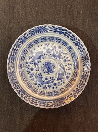 Sept tasses et soucoupes en porcelaine de Chine bleu et blanc &agrave; d&eacute;cor de poissons et crabes, 19&egrave;me si&egrave;cle