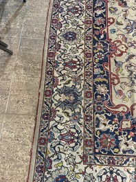 Tapis oriental de type Tabriz &agrave; d&eacute;cor floral, laine sur coton, milieu du 20&egrave;me si&egrave;cle
