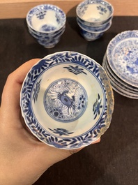 Sept tasses et soucoupes en porcelaine de Chine bleu et blanc &agrave; d&eacute;cor de poissons et crabes, 19&egrave;me si&egrave;cle