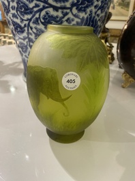 &Eacute;mile Gall&eacute; (1846-1904, &agrave; la mani&egrave;re de): Vase de style Art nouveau en verre cam&eacute;e vert &agrave; d&eacute;cor d'&eacute;l&eacute;phants, 20&egrave;me si&egrave;cle