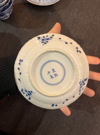 Sept tasses et soucoupes en porcelaine de Chine bleu et blanc &agrave; d&eacute;cor de poissons et crabes, 19&egrave;me si&egrave;cle