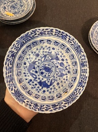Sept tasses et soucoupes en porcelaine de Chine bleu et blanc &agrave; d&eacute;cor de poissons et crabes, 19&egrave;me si&egrave;cle