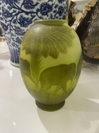 &Eacute;mile Gall&eacute; (1846-1904, &agrave; la mani&egrave;re de): Vase de style Art nouveau en verre cam&eacute;e vert &agrave; d&eacute;cor d'&eacute;l&eacute;phants, 20&egrave;me si&egrave;cle