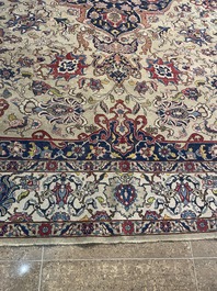 Tapis oriental de type Tabriz &agrave; d&eacute;cor floral, laine sur coton, milieu du 20&egrave;me si&egrave;cle