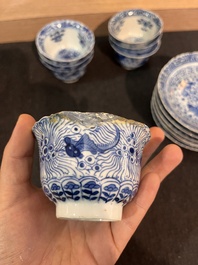 Sept tasses et soucoupes en porcelaine de Chine bleu et blanc &agrave; d&eacute;cor de poissons et crabes, 19&egrave;me si&egrave;cle
