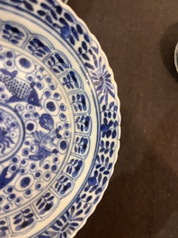 Sept tasses et soucoupes en porcelaine de Chine bleu et blanc &agrave; d&eacute;cor de poissons et crabes, 19&egrave;me si&egrave;cle