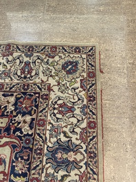 Tapis oriental de type Tabriz &agrave; d&eacute;cor floral, laine sur coton, milieu du 20&egrave;me si&egrave;cle