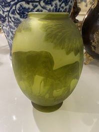 &Eacute;mile Gall&eacute; (1846-1904, &agrave; la mani&egrave;re de): Vase de style Art nouveau en verre cam&eacute;e vert &agrave; d&eacute;cor d'&eacute;l&eacute;phants, 20&egrave;me si&egrave;cle