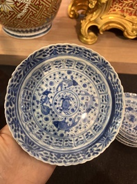 Sept tasses et soucoupes en porcelaine de Chine bleu et blanc &agrave; d&eacute;cor de poissons et crabes, 19&egrave;me si&egrave;cle