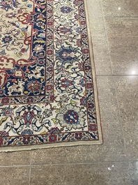 Tapis oriental de type Tabriz &agrave; d&eacute;cor floral, laine sur coton, milieu du 20&egrave;me si&egrave;cle