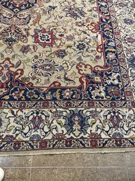 Tapis oriental de type Tabriz &agrave; d&eacute;cor floral, laine sur coton, milieu du 20&egrave;me si&egrave;cle