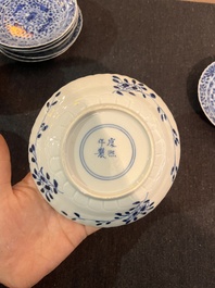 Sept tasses et soucoupes en porcelaine de Chine bleu et blanc &agrave; d&eacute;cor de poissons et crabes, 19&egrave;me si&egrave;cle