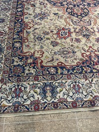 Tapis oriental de type Tabriz &agrave; d&eacute;cor floral, laine sur coton, milieu du 20&egrave;me si&egrave;cle