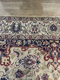 Tapis oriental de type Tabriz &agrave; d&eacute;cor floral, laine sur coton, milieu du 20&egrave;me si&egrave;cle