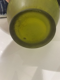 &Eacute;mile Gall&eacute; (1846-1904, &agrave; la mani&egrave;re de): Vase de style Art nouveau en verre cam&eacute;e vert &agrave; d&eacute;cor d'&eacute;l&eacute;phants, 20&egrave;me si&egrave;cle