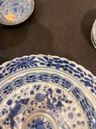 Sept tasses et soucoupes en porcelaine de Chine bleu et blanc &agrave; d&eacute;cor de poissons et crabes, 19&egrave;me si&egrave;cle