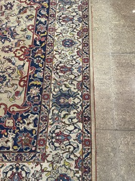 Tapis oriental de type Tabriz &agrave; d&eacute;cor floral, laine sur coton, milieu du 20&egrave;me si&egrave;cle