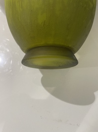 &Eacute;mile Gall&eacute; (1846-1904, &agrave; la mani&egrave;re de): Vase de style Art nouveau en verre cam&eacute;e vert &agrave; d&eacute;cor d'&eacute;l&eacute;phants, 20&egrave;me si&egrave;cle