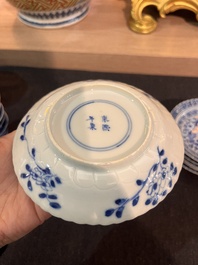 Sept tasses et soucoupes en porcelaine de Chine bleu et blanc &agrave; d&eacute;cor de poissons et crabes, 19&egrave;me si&egrave;cle
