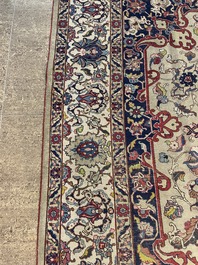 Tapis oriental de type Tabriz &agrave; d&eacute;cor floral, laine sur coton, milieu du 20&egrave;me si&egrave;cle