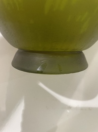 &Eacute;mile Gall&eacute; (1846-1904, &agrave; la mani&egrave;re de): Vase de style Art nouveau en verre cam&eacute;e vert &agrave; d&eacute;cor d'&eacute;l&eacute;phants, 20&egrave;me si&egrave;cle