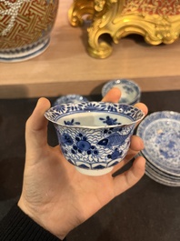 Sept tasses et soucoupes en porcelaine de Chine bleu et blanc &agrave; d&eacute;cor de poissons et crabes, 19&egrave;me si&egrave;cle