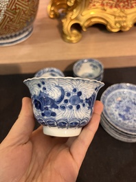 Sept tasses et soucoupes en porcelaine de Chine bleu et blanc &agrave; d&eacute;cor de poissons et crabes, 19&egrave;me si&egrave;cle