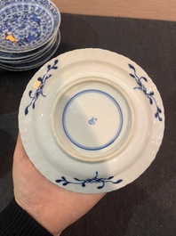 Sept tasses et soucoupes en porcelaine de Chine bleu et blanc &agrave; d&eacute;cor de poissons et crabes, 19&egrave;me si&egrave;cle