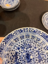 Sept tasses et soucoupes en porcelaine de Chine bleu et blanc &agrave; d&eacute;cor de poissons et crabes, 19&egrave;me si&egrave;cle