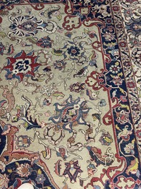 Tapis oriental de type Tabriz &agrave; d&eacute;cor floral, laine sur coton, milieu du 20&egrave;me si&egrave;cle