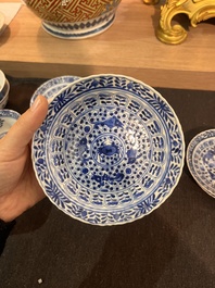 Sept tasses et soucoupes en porcelaine de Chine bleu et blanc &agrave; d&eacute;cor de poissons et crabes, 19&egrave;me si&egrave;cle